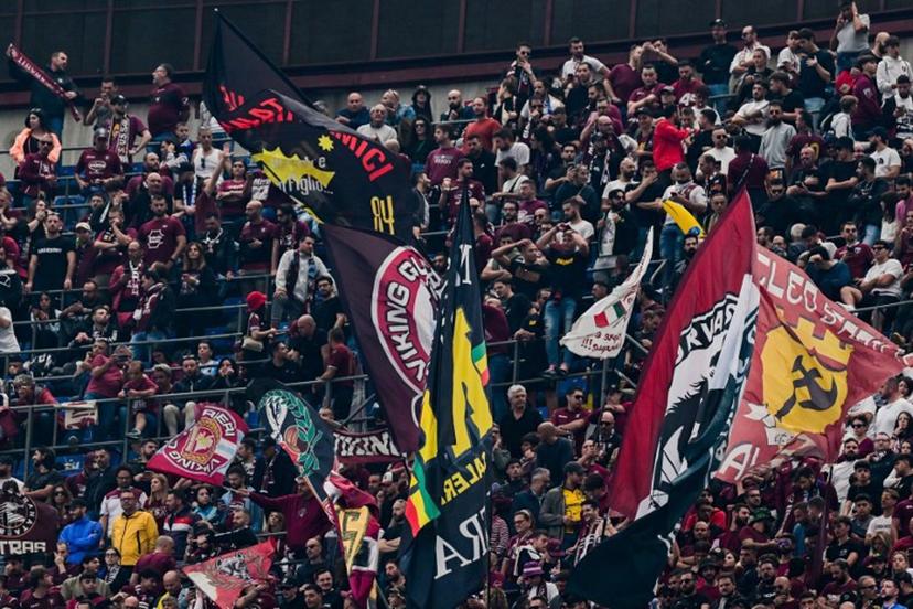Salernitana fans cheer during the Italian Serie A football match between Inter Milan and Salernitana on October 16, 2022 at the Giuseppe-Meazza (San Siro) stadium in Milan.  MIGUEL MEDINA / AFP
