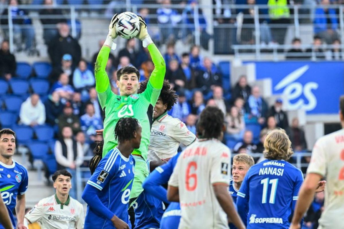 Strasbourg's Belgian goalkeeper #39 Mike Penders catches the ball  during the French L1 football match between RC Strasbourg Alsace and OGC Nice at the Stade de la Meinau in Strasbourg, eastern France, on April 4, 2026.   SEBASTIEN BOZON / AFP