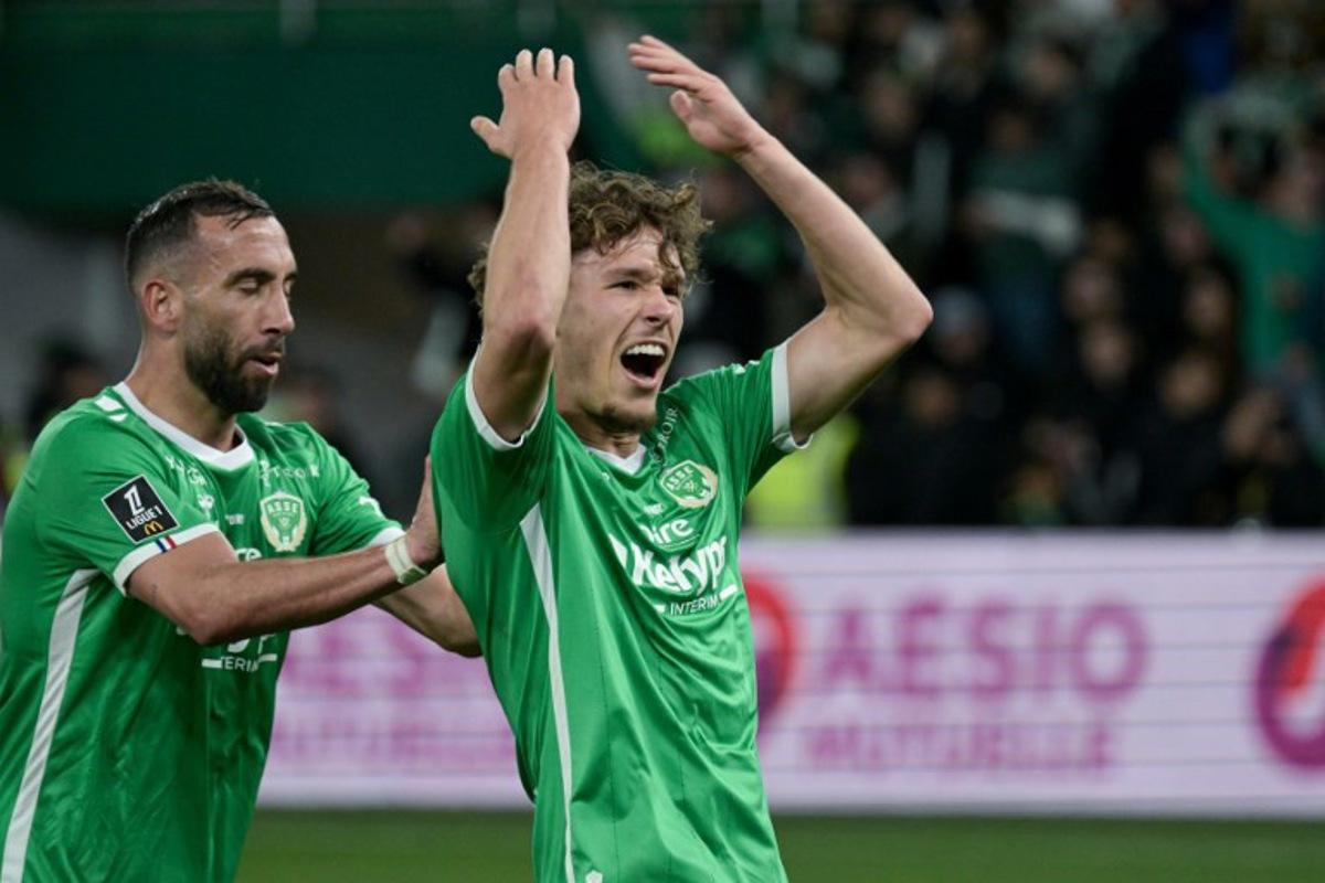 Saint-Etienne's Belgian forward #32 Lucas Stassin (R) celebrates after scoring a goal during the French L1 football match between AS Saint-Etienne and Olympique Lyonnais (OL) at the Geoffroy-Guichard Stadium in Saint-Etienne, central France on April 20, 2025.  JEAN-PHILIPPE KSIAZEK / AFP