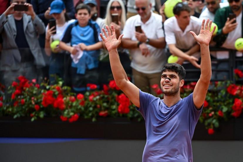 Spain's Carlos Alcaraz celebrates after victory in his men's singles match against Serbia's Dusan Lajovic for the ATP Rome Open tennis tournament at Foro Italico in Rome on May 9, 2025.   PIERO CRUCIATTI / AFP