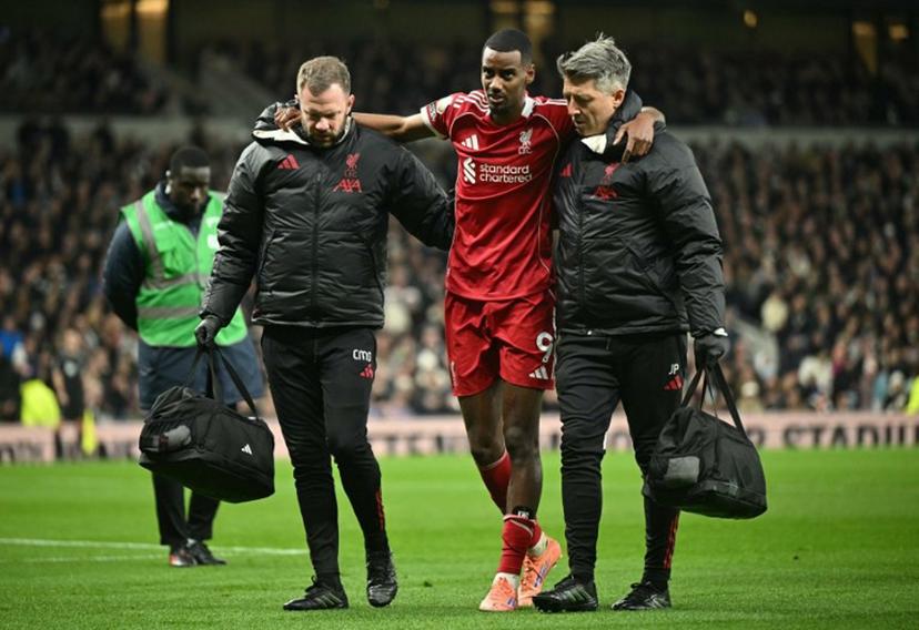 Liverpool's Swedish striker #09 Alexander Isak (C) is helped off the field by medical staff after picking up an injury during the English Premier League football match between Tottenham Hotspur and Liverpool at the Tottenham Hotspur Stadium in London, on December 20, 2025.  JUSTIN TALLIS / AFP