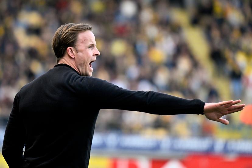 Standard's head coach Vincent Euvrard reacts during a soccer match between Sint-Truidense V.V. and Standard de Liege, Sunday 09 November 2025 in Sint-Truiden, on day 14 of the 2025-2026 'Jupiler Pro League' first division of the Belgian championship. BELGA PHOTO JOHAN EYCKENS