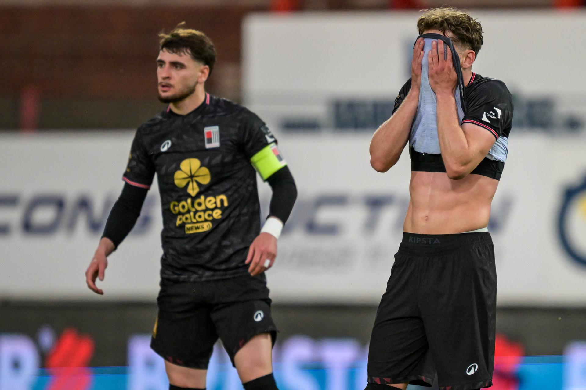 Rwdm's players looks dejected during a soccer game between KV Kortrijk and RWDM Brussels, Friday 17 April 2026 in Kortrijk, on day 34 of the 2025-2026 'Challenger Pro League' 1B second division of the Belgian championship. BELGA PHOTO DAVID PINTENS
