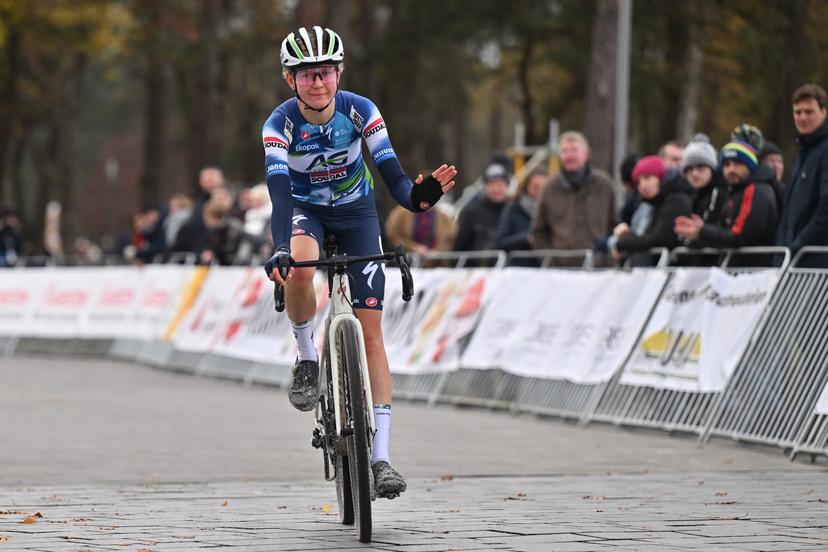 Lore De Schepper and as she finishes her race at the 'Boonen and Friends' cyclocross cycling event for charity, Saturday 29 November 2025 in Mol. BELGA PHOTO LUC CLAESSEN