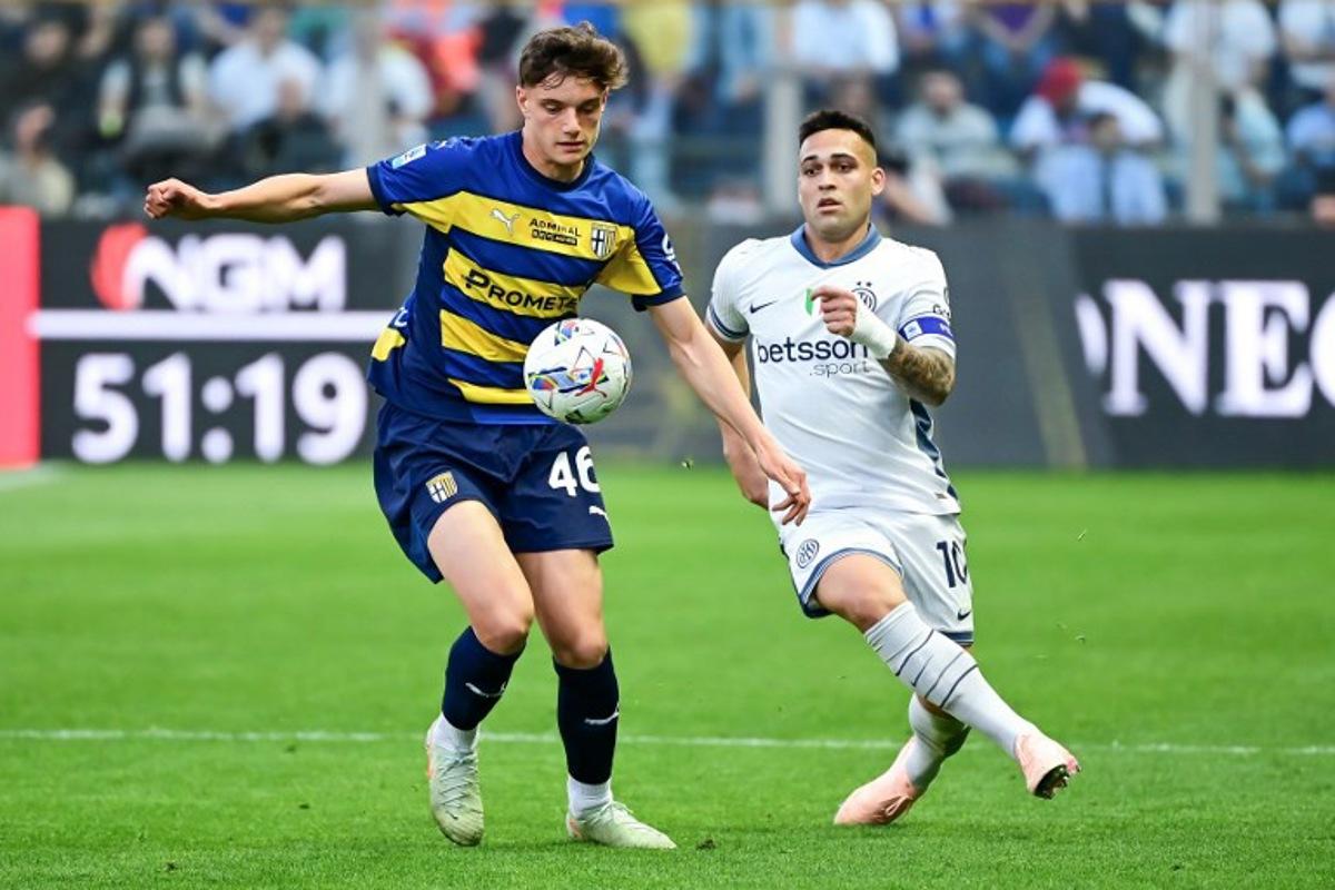 Parma's Italian defender #46 Giovanni Leoni (L) fights for the ball with Inter Milan's Argentine forward #10 Lautaro Martinez during the Italian Serie A football match between Parma and Inter Milan at the Ennio Tardini Stadium in Parma on April 5, 2025.  Piero CRUCIATTI / AFP