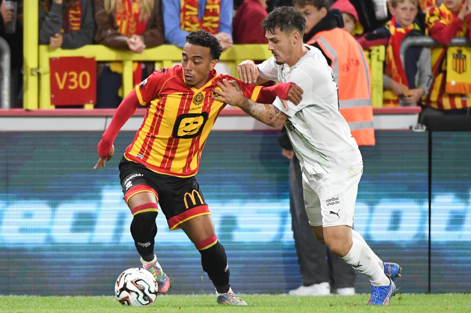 Cercle's Gary Magnee and Mechelen's Myron Van Brederode pictured in action during a soccer match between KV Mechelen and Cercle Brugge, Sunday 21 September 2025 in Mechelen, on day 8 of the 2025-2026 'Jupiler Pro League' first division of the Belgian championship. BELGA PHOTO JILL DELSAUX
