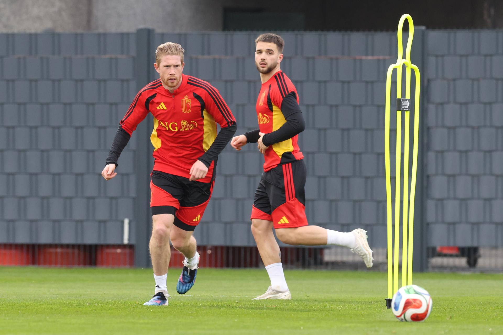 Belgium's Kevin De Bruyne and Belgium's Nicolas Raskin pictured during a training session of the Red Devils, the Belgian national soccer team, in Tubize on Tuesday 24 March 2026. The team is preparing for its friendly games against the United States and Mexico. These games are preparation games of the 2026 World Cup. BELGA PHOTO BRUNO FAHY