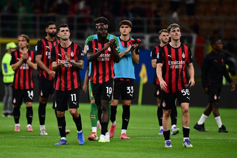 AC Milan's Croatian midfielder #14 Luka Modric, AC Milan's US forward #11 Christian Pulisic, AC Milan's French midfielder #19 Youssouf Fofana, AC Milan's Italian defender #33 Davide Bartesaghi and AC Milan's Begian midfielder #56 Alexis Saelemaekers greet fans at the end of the Italian Serie A football match between AC Milan and Cremonese at San Siro stadium in Milan, on August 23, 2025.  PIERO CRUCIATTI / AFP