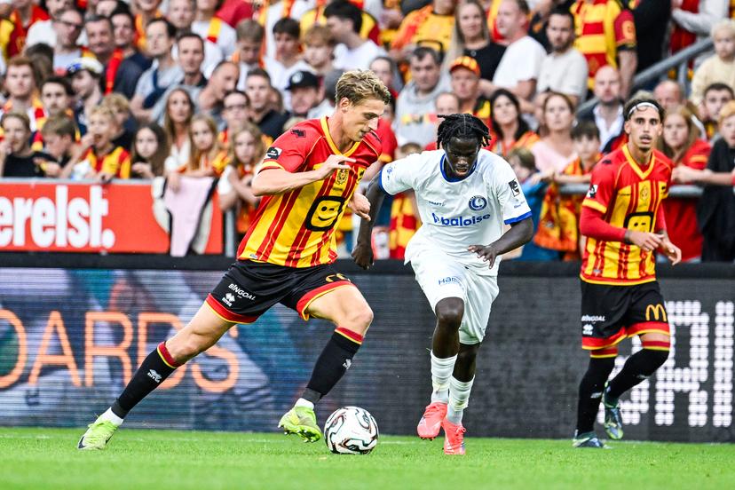 Mechelen's Lion Lauberbach and Gent's Leonardo Lopes  Da Silva pictured in action during a soccer match between KV Mechelen and KAA Gent, Saturday 16 August 2025 in Mechelen, on day 4 of the 2025-2026 'Jupiler Pro League' first division of the Belgian championship. BELGA PHOTO TOM GOYVAERTS