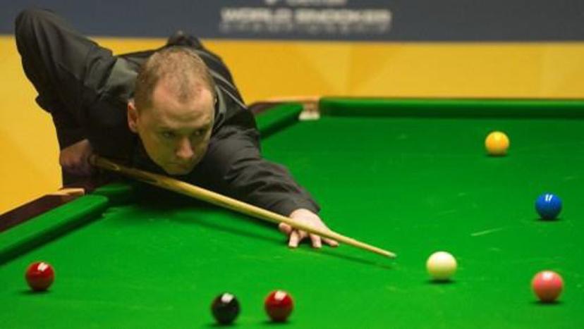 Scotland's Graeome Dott lines a shot during the World Snooker Championship 2013 second round match against England's Shaun Murphy at The Crucible in Sheffield, England, on April 26, 2013. AFP PHOTO/ANDREW YATES