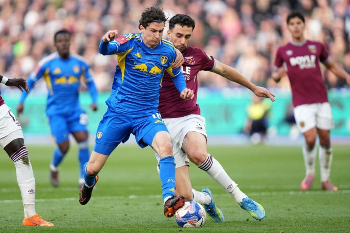 Leeds United's US midfielder #11 Brenden Aaronson (L) is fouled by West Ham United's English defender #03 Maximilian Kilman (R), giving away a penalty from which Leeds score their second goal during the English FA Cup quarter final football match between West Ham United and Leeds United at the London Stadium in east London on April 5, 2026.   CARLOS JASSO / AFP