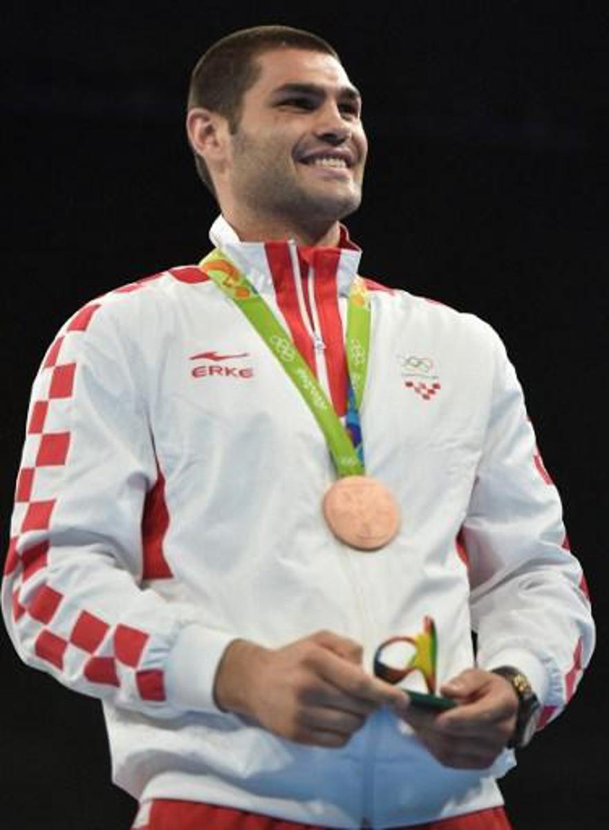 Bronze medalist Croatia's Filip Hrgovic react during the medal presentation ceremony following the Men's Super Heavy (+91kg) Final Bout at the Rio 2016 Olympic Games at the Riocentro - Pavilion 6 in Rio de Janeiro on August 21, 2016.   
YURI CORTEZ / AFP