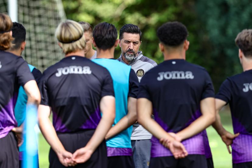 Anderlecht's head coach Besnik Hasi pictured during a training session of Belgian soccer team RSC Anderlecht, on Wednesday 20 August 2025 in Brussels. RSCA is preparing for tomorrow's game against AEK Athens, the first leg of the play-off round for the UEFA Conference League competition. BELGA PHOTO BRUNO FAHY