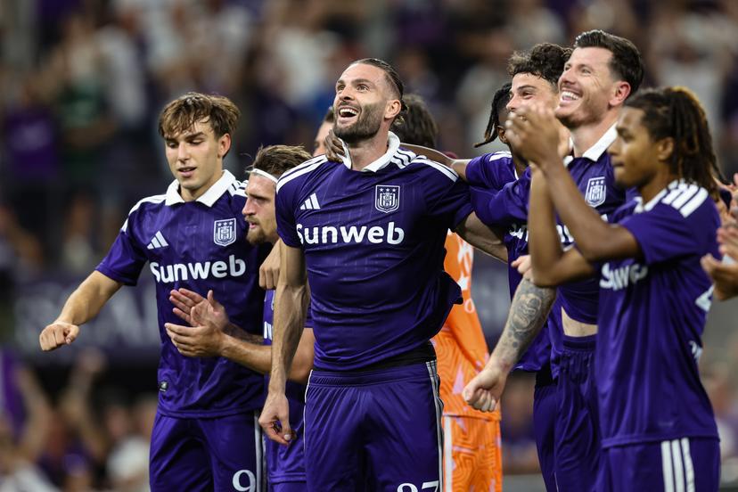 Anderlecht's players celebrate after winning a game between Belgian RSC Anderlecht and Greek club  PAOK , in Anderlecht, Brussels, Belgium, on Thursday 13 August 2026, a return leg game in the third qualifying round of the UEFA Europa League competition.  RSCA won 0-1 the first leg. BELGA PHOTO BRUNO FAHY