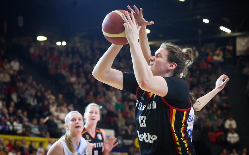 Azerbaijan Aylin Niftaliyeva and Belgium's Kyara Linskens fight for the ball during a basketball game between Belgian national team the Belgian Cats and Azerbaijan, a qualification game (5/6) for the 2025 Eurobasket tournament, on Thursday 06 February 2025 in Oostende, Belgium. BELGA PHOTO VIRGINIE LEFOUR