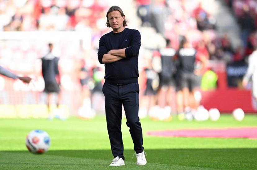 Mainz' Danish head coach Bo Henriksen stands on the pitch prior to the German first division Bundesliga football match Mainz 05 v Bayer 04 Leverkusen in Mainz, southern Germany on October 18, 2025.  Kirill KUDRYAVTSEV / AFP