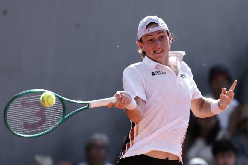 Peru's Ignacio Buse plays a forehand return to Russia's Andrey Rublev during their men's singles match on day 2 of the French Open tennis tournament at the Roland-Garros Complex in Paris on May 25, 2026.  Alain JOCARD / AFP