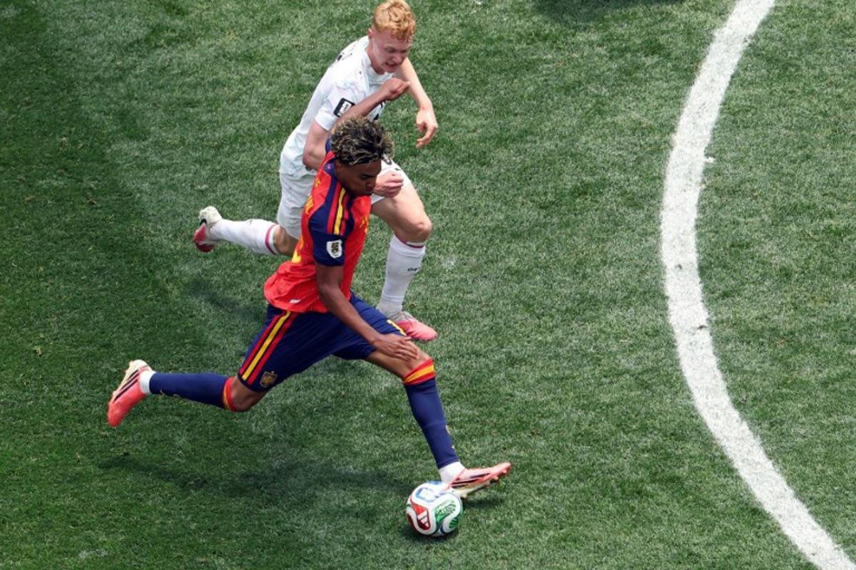 Spain's forward #19 Lamine Yamal (bottom) kicks the ball past Austria's midfielder #06 Nicolas Seiwald during the 2026 World Cup round of 32 football match between Spain and Austria at the Los Angeles Stadium in Inglewood on July 2, 2026.   VALERIE MACON / AFP
