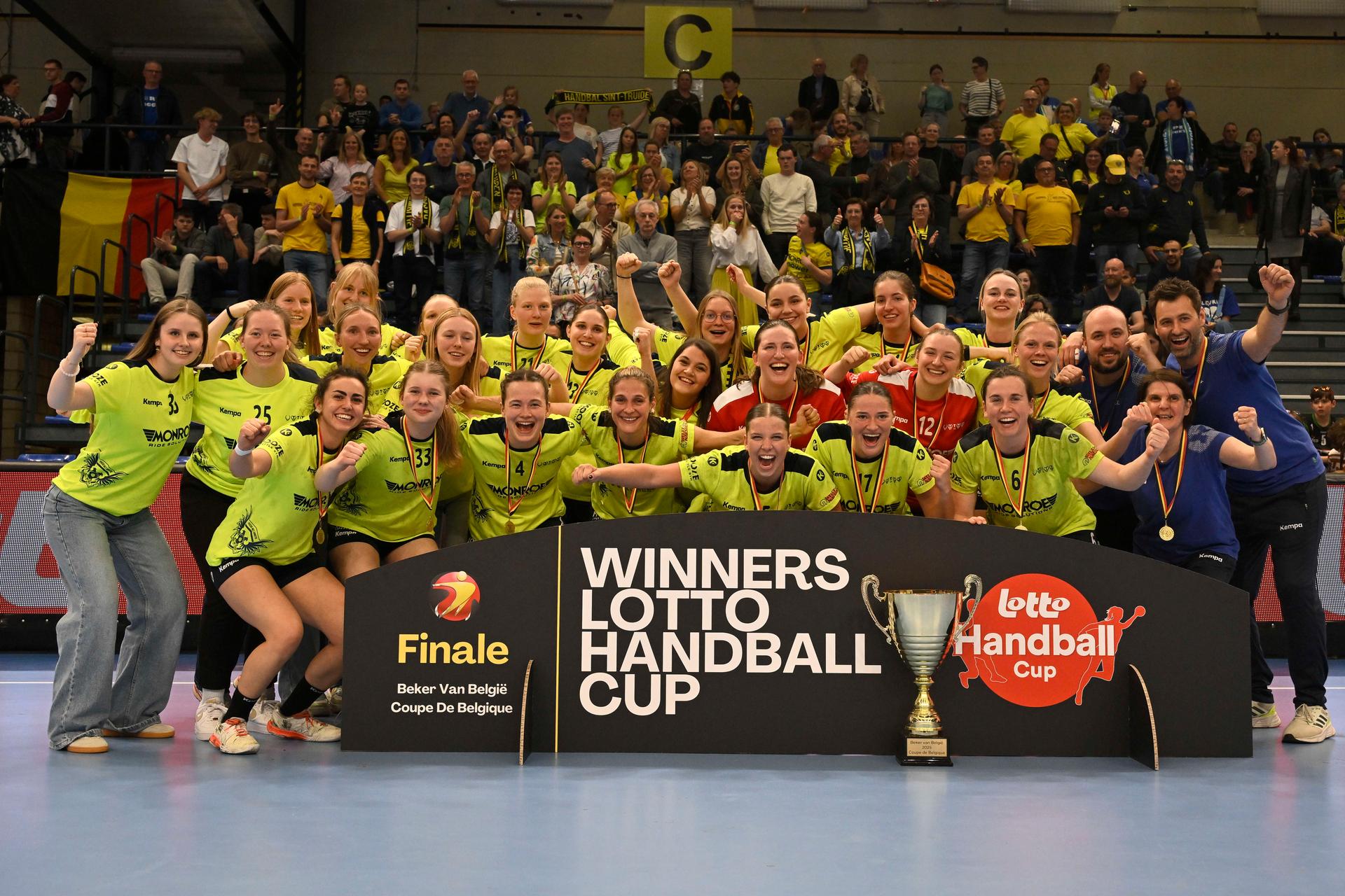 Handbal SInt-Truiden players celebrate after winning a handball game between HC Sprimont and HB Sint-Truiden, Saturday 19 April 2025, in Hasselt, the women's final of the Belgian handball cup. BELGA PHOTO JOHAN EYCKENS