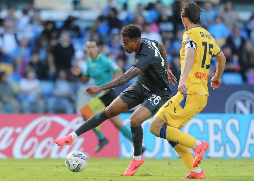 Napoli's Belgian forward #26 Cyril Ngonge (L) fights for the ball with Atalanta's Dutch midfielder #15 Marten de Roon during the Italian Serie A football match between SSC Napoli and Atalanta at the Diego Armando Maradona stadium in Naples, on November 3, 2024.  CARLO HERMANN / AFP