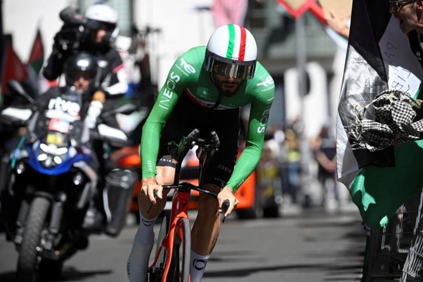 Pro-Palestinians protesters demonstrate as Team Ineos' Italian rider Filippo Ganna competes during the 18th stage of the Vuelta a Espana, a 26 km race against the clock between Valladolid and Valladolid, on September 11, 2025.    Miguel RIOPA / AFP