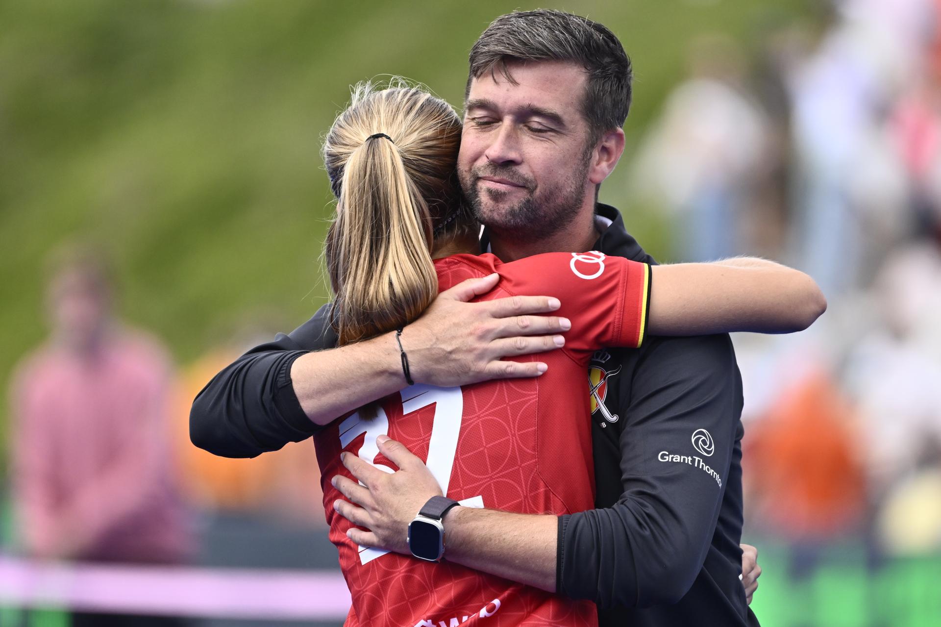 Belgium's Stephanie Vanden Borre and Belgium's head coach Rein van Eijk pictured during a hockey game between Spain and the Belgian national team Red Panthers, the 'small final' to decide on the bronze medal of the 2025 women's European championships, Sunday 17 August 2025 in Monchengladbach, Germany.  BELGA PHOTO ERIC LALMAND