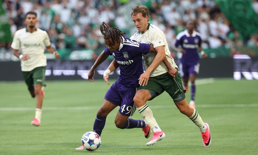 Anderlecht's Jayden Onia-Seke and Hammarby's Hampus Skoglund fight for the ball during a soccer game between Swedish Hammarby IF and Belgian RSC Anderlecht, Thursday 23 July 2026 in Stockholm, Sweden, the first leg of the second qualifying round for the UEFA Europa League. BELGA PHOTO VIRGINIE LEFOUR