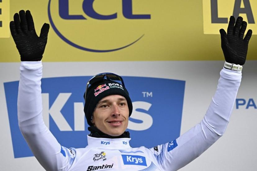 Red Bull - BORA - hansgrohe team's German rider Florian Lipowitz celebrates on the podium with the best young rider's white jersey after the 19th stage of the 112th edition of the Tour de France cycling race, 93.1 km between Albertville and La Plagne, in the French Alps, on July 25, 2025. The 19th stage of the Tour de France was shorted from its initial 129.9 km route, bypassing the Col des Saisies where an outbreak of nodular dermatitis in a herd of cattle was discovered, prompting organizers to modify the race route. Loic VENANCE / AFP