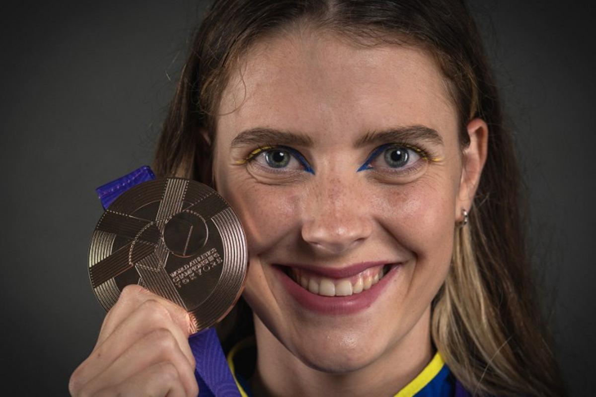 Joint bronze medallist in the women's high jump event Ukraine's athlete Yaroslava Mahuchikh poses for portraits during a studio photo session on the sidelines of the World Athletics Championships in Tokyo on September 21, 2025.  Andrej ISAKOVIC / AFP