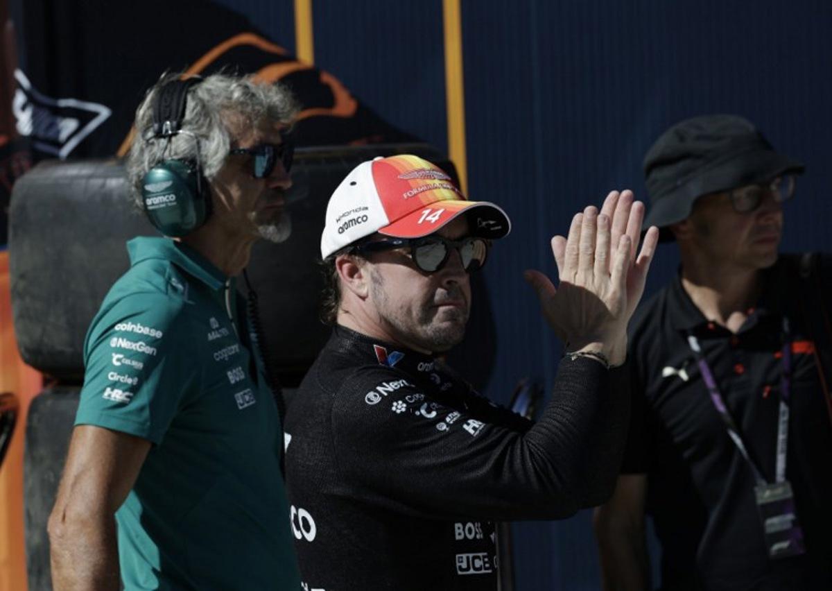 Team Aston Martin- Honda's Fernando Alonso applauds in the pit lane after competing in the qualifying session at the Madring circuit on September 12, 2026 in Madrid, ahead of the Spanish Formula One Grand Prix.  VIOLETA SANTOS MOURA / POOL / AFP