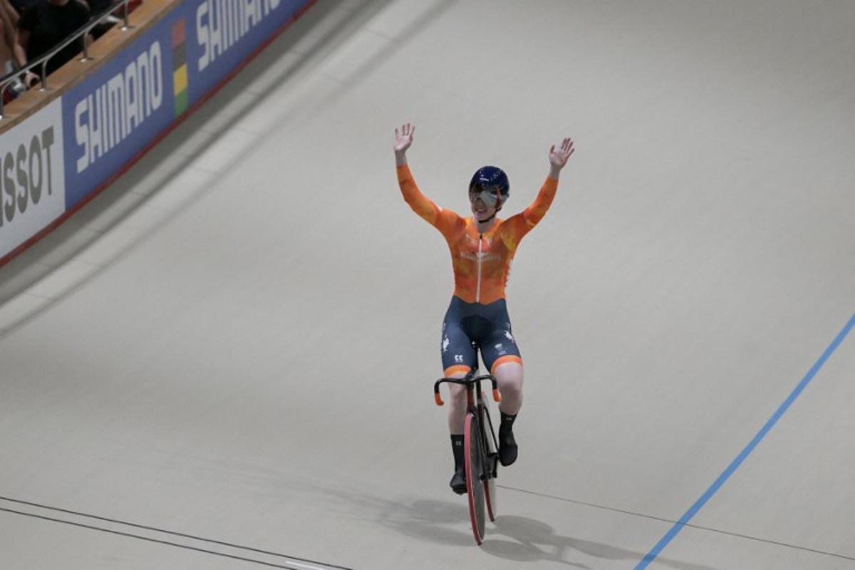 Netherlands' #34 Lorena Wiebes celebrates after winning the women's scratch 10km final during the 2025 UCI Track World Championships at the Peñalolen Velodrome, in Santiago, on October 22, 2025.  Rodrigo ARANGUA / AFP