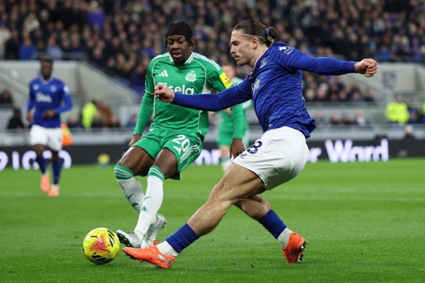 Everton's English midfielder #18 Jack Grealish (R) misses an opportunity during the English Premier League football match between Everton and Newcastle United at Hill Dickinson Stadium in Liverpool, north west England on November 29, 2025.  Darren Staples / AFP