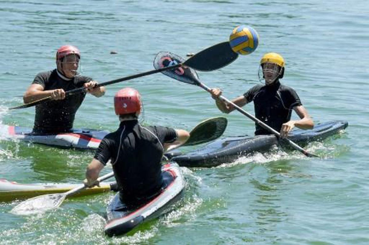 People play canoe polo in the lake of Eur, a residential and business district, in Rome on July 6, 2017.   ANDREAS SOLARO / AFP