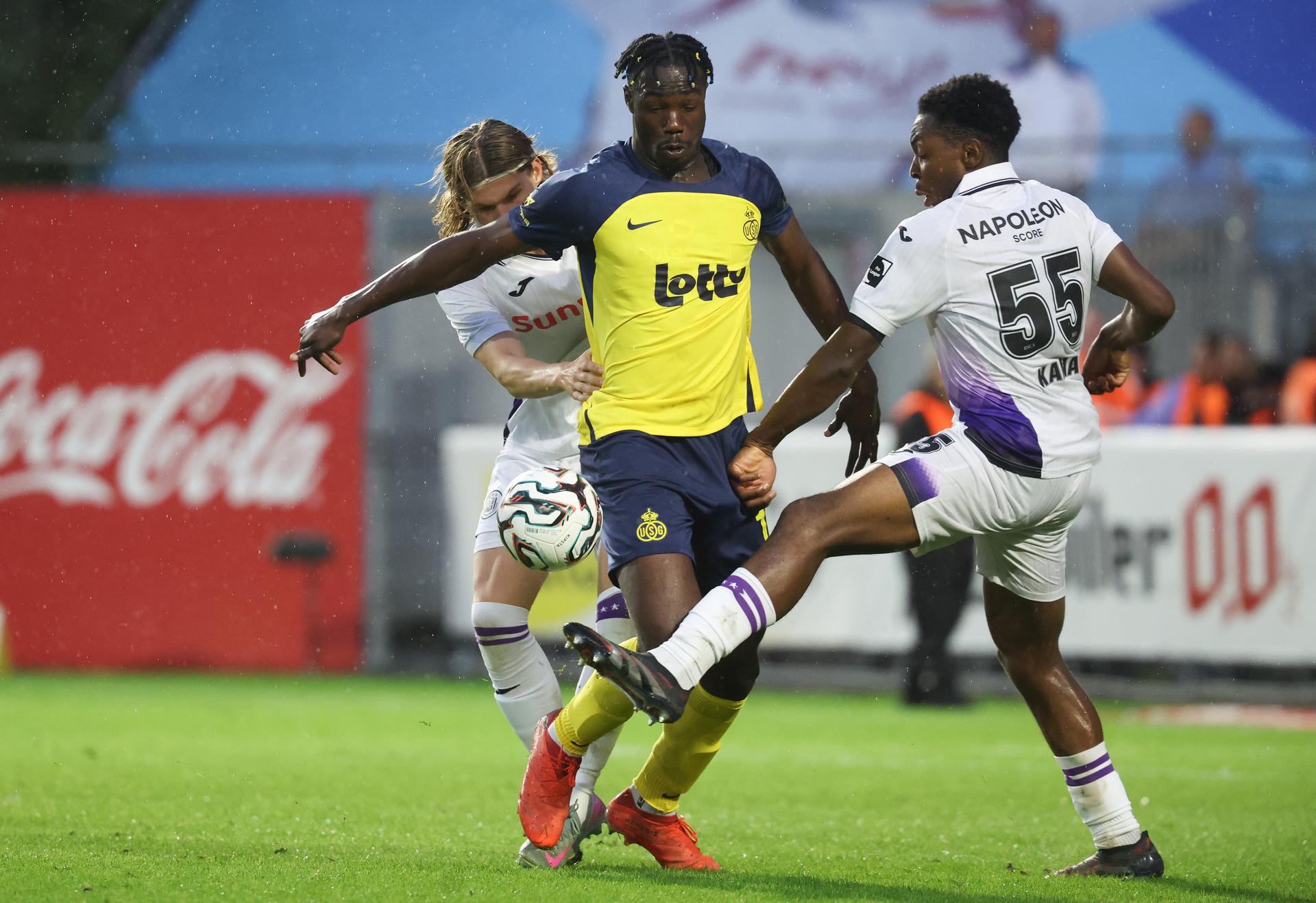 Anderlecht's Lucas Hey, Union's Promise David and Anderlecht's Marco Kana fight for the ball during a soccer match between Royale Union Saint-Gilloise and RSC Anderlecht, Sunday 31 August 2025 in Brussels, on day 6 of the 2025-2026 'Jupiler Pro League' first division of the Belgian championship. BELGA PHOTO VIRGINIE LEFOUR
