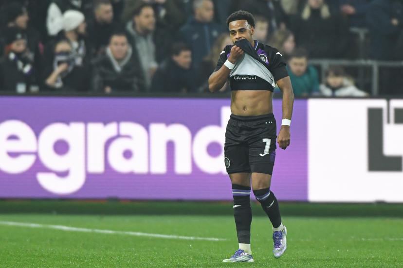Anderlecht's Ilay Camara leaves the pitch after being injured during a soccer match between RSC Anderlecht and Sint-Truidense V.V., Saturday 13 December 2025 in Brussels, on day 18 of the 2025-2026 'Jupiler Pro League' first division of the Belgian championship. BELGA PHOTO JILL DELSAUX