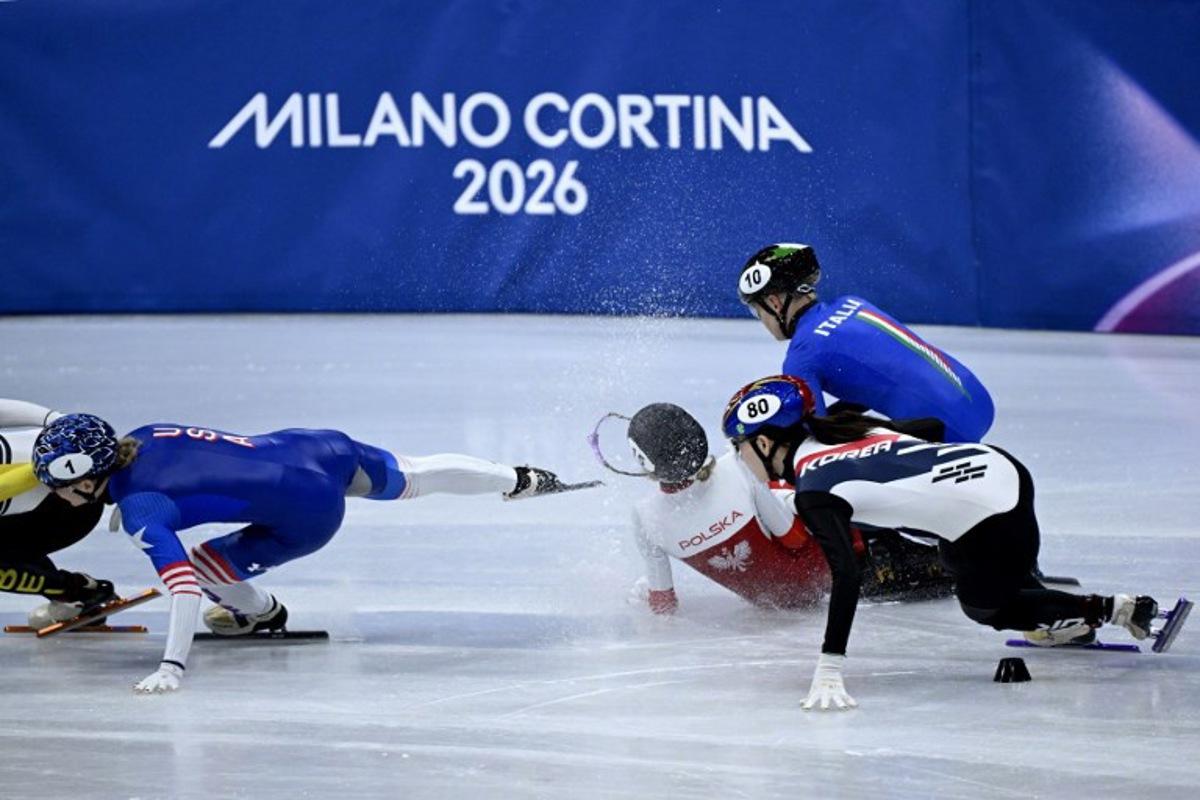 (L-R) USA's Kristen Santos-Griswold, Poland's Kamila Sellier and Italy's Arianna Fontana fall next to South Korea's Noh Do-hee while competing in the short track speed skating women's 1500m quarter-final during the Milano Cortina 2026 Winter Olympic Games at Milano Ice Skating Arena in Milan on February 20, 2026.  WANG Zhao / AFP