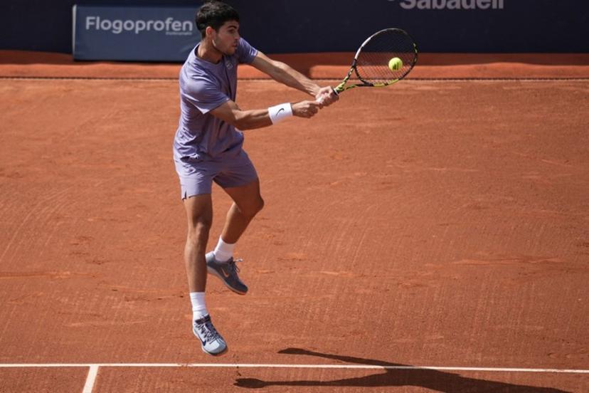 Spain's Carlos Alcaraz returns the ball to France's Arthur Fils during the ATP Barcelona Open "Conde de Godo" tennis tournament singles semi-final match at the Real Club de Tenis in Barcelona, on April 19, 2025.  MANAURE QUINTERO / AFP