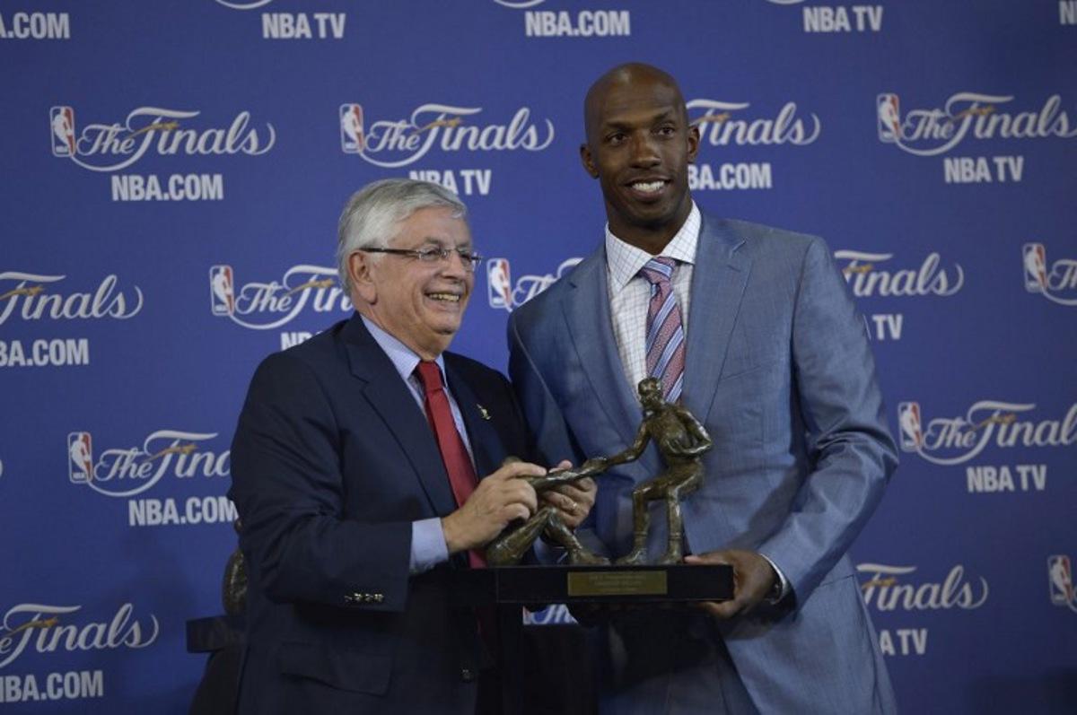 NBA Commissioner David Stern (L) awards Chauncey Billups of the Los Angeles Clippers the first Twyman-Stokes Teammate of the Year Award before Game 2 of the NBA Finals at the American Airlines Arena June 9, 2013 in Miami, Florida.  AFP PHOTO/Brendan SMIALOWSKI  BRENDAN SMIALOWSKI / AFP