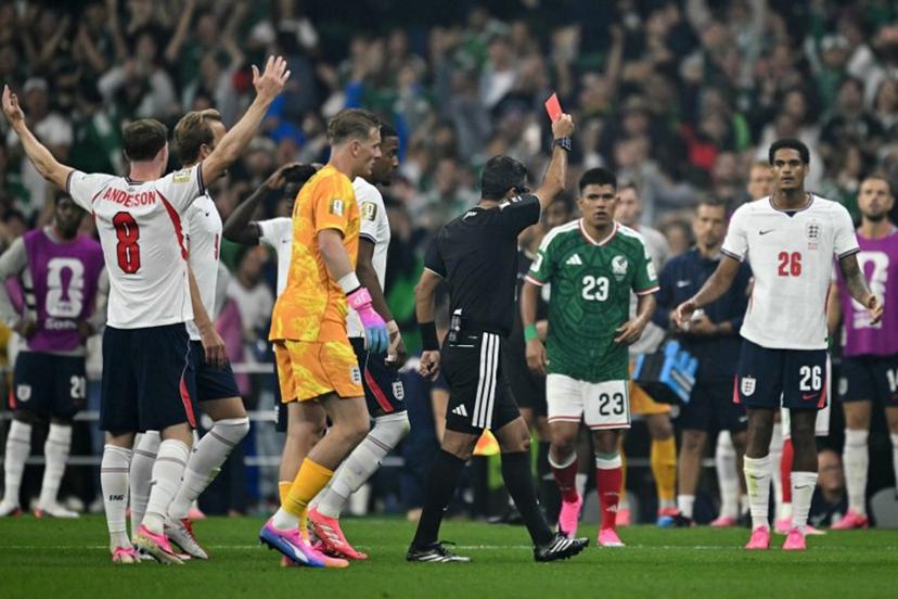 Australian referee Alireza Faghani shows a red card to England's defender #26 Jarell Quansah during the 2026 World Cup round of 16 football match between Mexico and England at the Mexico City Stadium in Mexico City on July 5, 2026.   Yuri CORTEZ / AFP