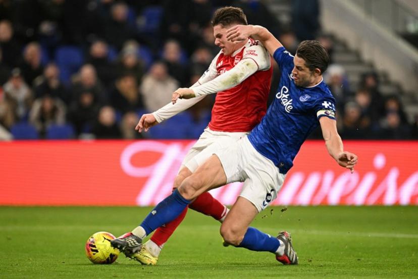 Everton's English defender #06 James Tarkowski (R) tackles Arsenal's Swedish striker #14 Viktor Gyokeres (L) to block the shot during the English Premier League football match between Everton and Arsenal at Hill Dickinson Stadium in Liverpool, north west England on December 20, 2025.  Oli SCARFF / AFP