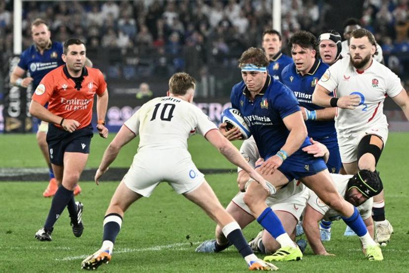 Italy's number eight Lorenzo Cannone (C) runs with the ball during the Six Nations international rugby union match between Italy and England at the Stadio Olimpico in Rome, on March 7, 2026.  Tiziana FABI / AFP