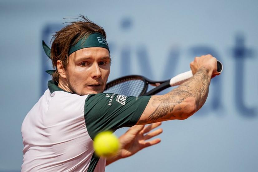 Kazakhstan's Alexander Bublik returns the ball to Argentina's Juan Manuel Cerundolo during their men's singles final match at the Swiss Open tennis tournament in Gstaad, on July 20, 2025.  Fabrice COFFRINI / AFP