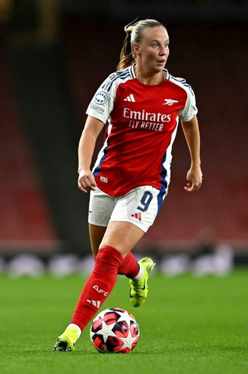 Arsenal's English striker #09 Beth Mead runs with the ball during the Women's UEFA Champions League group C day 2 football match between Arsenal and Valerenga at the Emirates Stadium in north London on October 16, 2024.  Glyn KIRK / AFP