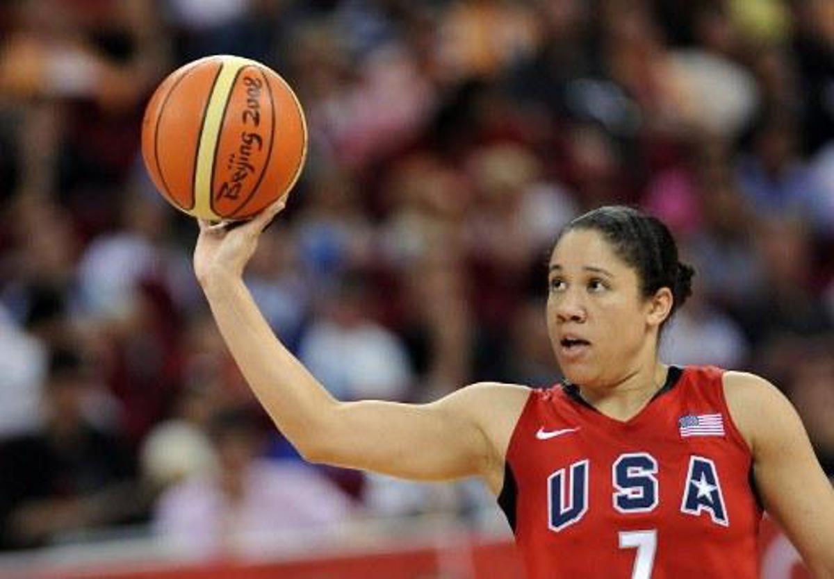 USA's Kara Lawson grabs the ball during their women's semi-final basketball match Russia against The US of the Beijing 2008 Olympic Games on August 21, 2008 at the Olympic basketball Arena in Beijing. The US won 67-52.   AFP PHOTO / FILIPPO MONTEFORTE