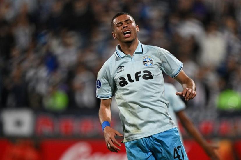 Gremio's forward #47 Alysson reacts after missing a chance to score during the Copa Sudamericana knockout round play-off football match between Peru's Alianza Lima and Brazil's Gremio, at the Alejandro Villanueva stadium in Lima, on July 16, 2025.  ERNESTO BENAVIDES / AFP
