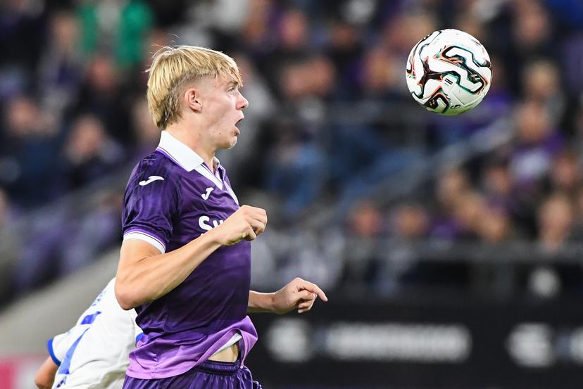 Anderlecht's Nathan De Cat pictured in action during a soccer match between RSC Anderlecht and KAA Gent, Tuesday 23 September 2025 in Anderlecht, a postponed game of day 5 of the 2025-2026 'Jupiler Pro League' first division of the Belgian championship. BELGA PHOTO JILL DELSAUX