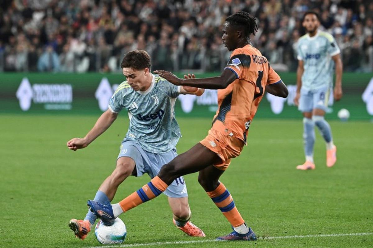 Juventus' Turkish forward #10 Kenan Yildiz (L) fights for the ball with Atalanta's Ivorian defender #03 Odilon Kossounou during the Italian Serie A football match between Juventus FC and Atalanta at the Allianz stadium in Turin, northern Italy on September 27, 2025.  Isabella BONOTTO / AFP