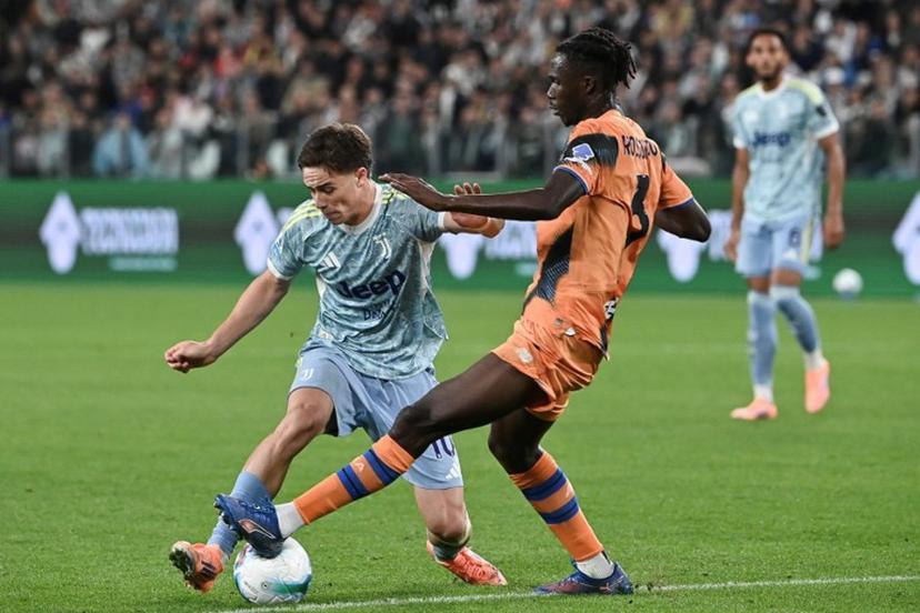 Juventus' Turkish forward #10 Kenan Yildiz (L) fights for the ball with Atalanta's Ivorian defender #03 Odilon Kossounou during the Italian Serie A football match between Juventus FC and Atalanta at the Allianz stadium in Turin, northern Italy on September 27, 2025.  Isabella BONOTTO / AFP