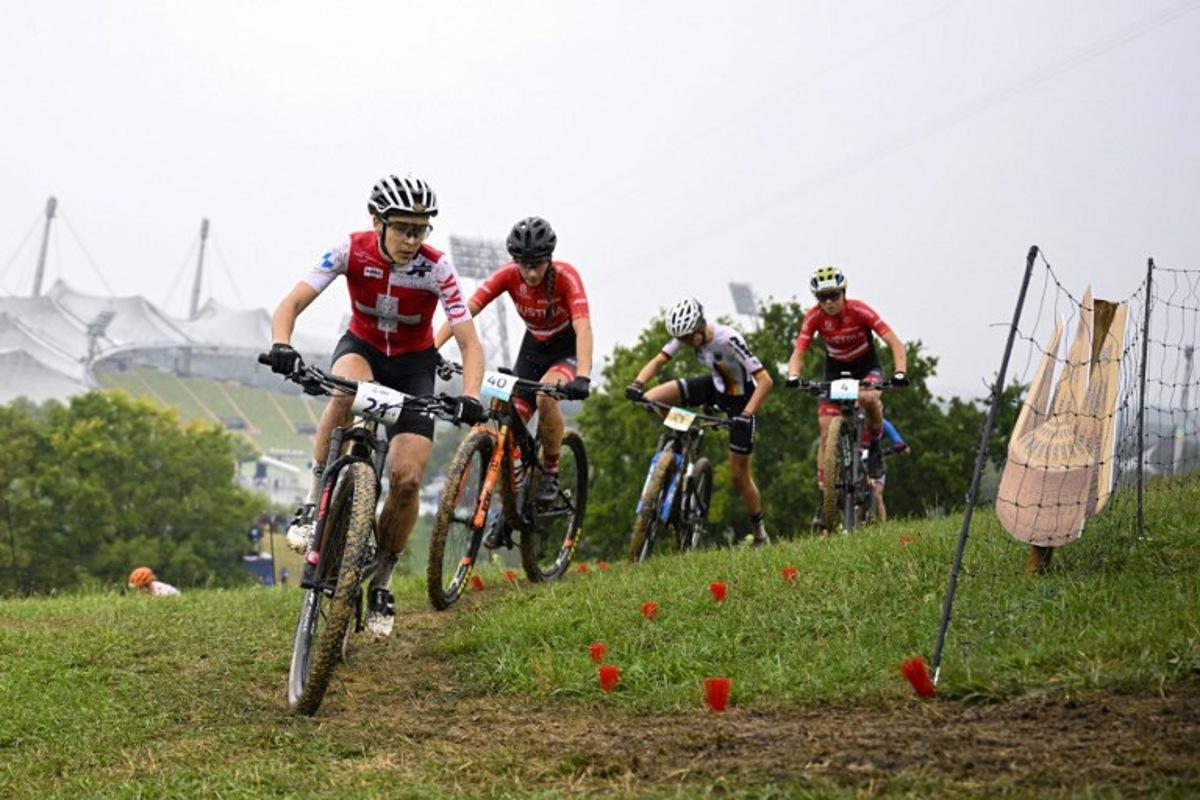 Switzerland's Steffi Haberlin (L) competes in the Women's Mountain Bike Cross Country Final event at the European Championships in Munich, southern Germany, on August 20, 2022.  Tobias SCHWARZ / AFP