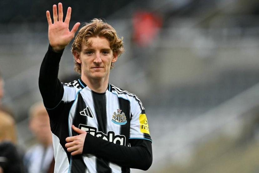Newcastle United's English midfielder #10 Anthony Gordon waves to supporters after the English Premier League football match between Newcastle United and West Ham United at St James' Park in Newcastle-upon-Tyne, north east England on May 17, 2026.  ANDY BUCHANAN / AFP